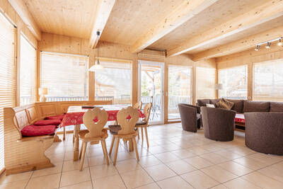 Geräumiges Wohnzimmer in einem Chalet im Alps Resorts Almdorf Stadl