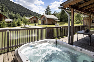 Chalet mit Whirlpool auf der Terrasse im Alps Resorts Almdorf Stadl