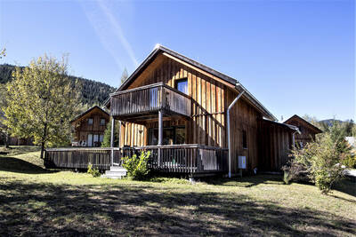 Sommerfoto eines freistehenden Holzchalets im Alps Resorts Almdorf Stadl