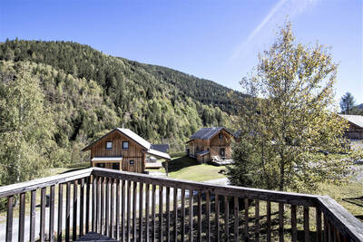 Blick über die Berge vom Balkon eines Chalets im Alps Resorts Almdorf Stadl