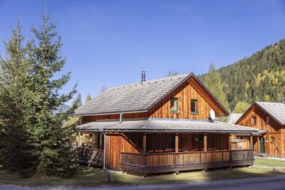 Chalet mit überdachter Veranda im Alps Resorts Almdorf Stadl