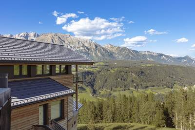 Blick auf die Berge vom Balkon eines Ferienhauses im Alps Resorts Alpenchalets Reiteralm