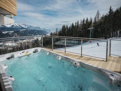 Chalet mit Whirlpool auf der Veranda im Alps Resorts Alpenchalets Reiteralm