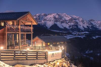 Freistehendes Chalet mit Bergen im Hintergrund im Alps Resorts Alpenchalets Reiteralm