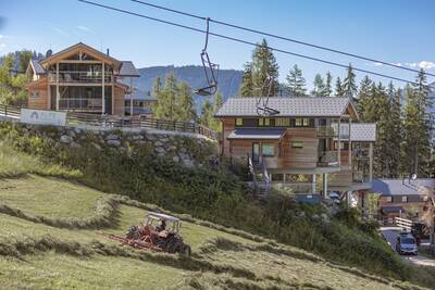 Die Skipiste mit Skilift direkt neben dem Alps Resorts Alpenchalets Reiteralm