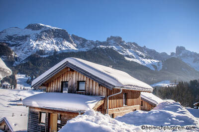 Freistehendes Holzchalet im Schnee im Alps Resorts Alpendorf Dachstein West