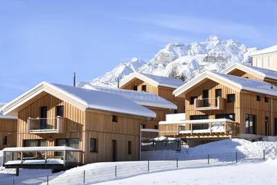 Freistehende Chalets im Schnee in den Alps Resorts Bergeralm Chalets