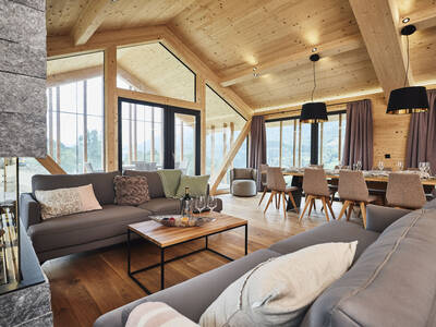 Geräumiges Wohnzimmer mit Kamin eines Chalets im Alps Resorts Bergresort Hauser Kaibling