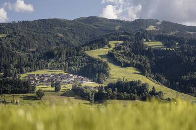 Luftaufnahme von Bergen und Alpenresorts Bergresort Hauser Kaibling in den Alpen