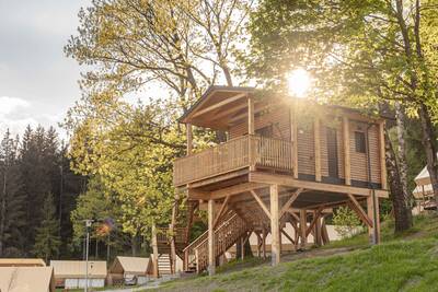 Chalet auf Stelzen im Ferienpark Alps Resorts Chalets und Glamping Nassfeld