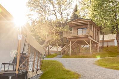 Safarizelte und ein Chalet auf Stelzen im Ferienpark Alps Resorts Chalets und Glamping Nassfeld