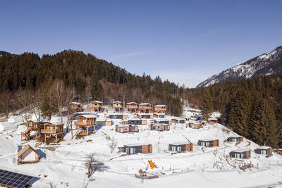 Luftaufnahme der Ferienhäuser im Alps Resorts Chalets und Glamping Nassfeld