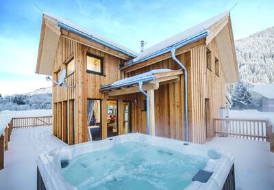 Ferienhaus mit Whirlpool auf der Terrasse im Alps Resorts Feriendorf Murau