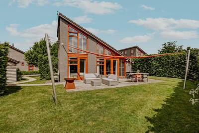 Ferienhaus mit Lounge-Set und Feuerstelle im Garten im Dutchen Park Buiten Bergen