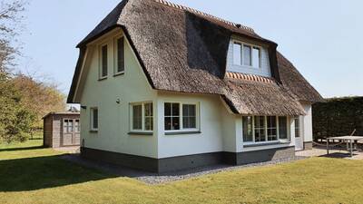 Ferienhaus mit Reetdach im Ferienpark Dutchen Park Waddenduyn