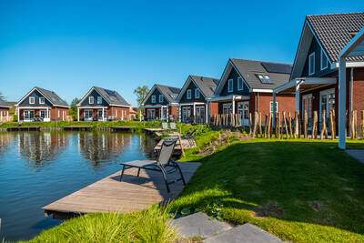 Freistehende Ferienhäuser am Wasser im Ferienpark EuroParcs IJsselmeer