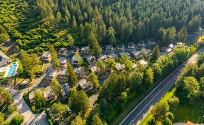 Luftaufnahme von Ferienhäusern neben einem Wald im Ferienpark EuroParcs Pressegger See