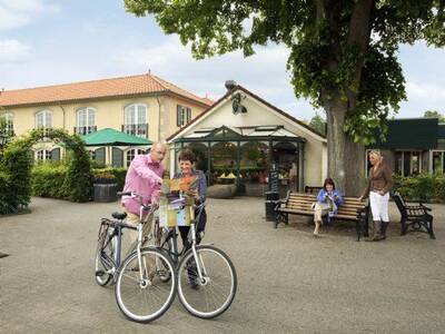 Das Paar plant eine Fahrradroute im Ferienpark Landal Duc de Brabant