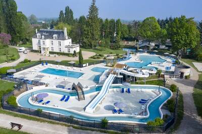 Verschiedene Außenpools und Rutschen im Schwimmparadies des Ferienparks Roompot Château des Marais