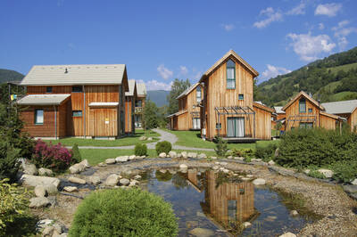 Ferienhäuser und Teich im FerienPark Kreischberg von Alps Resorts