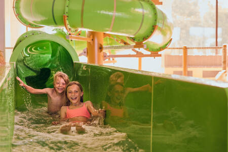 Kinder auf der Rutsche im Schwimmbad Etsi Pool im Lake Resort Beekse Bergen