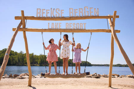 Kinder auf Spielgeräten auf einem Spielplatz im Lake Resort Beekse Bergen