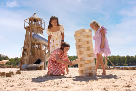 Kinder spielen auf einem Spielplatz am Viktoriasee im Lake Resort Beekse Bergen