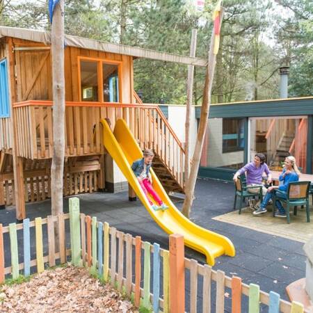 Kinderfreundliche Bungalows mit Spielzimmer und Spielhütte im Garten bei Center Parcs Het Meerdal