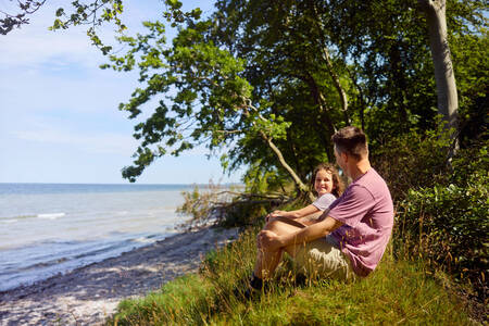 Vater und Tochter am Strand des Center Parcs Nordborg Resort