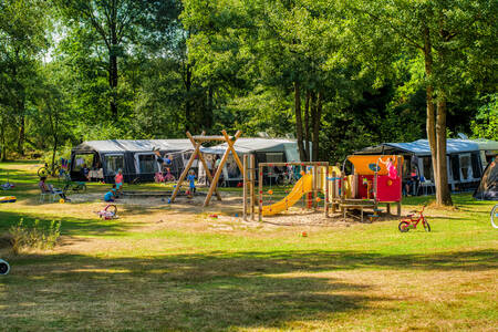 Campingplatz mit Spielplatz auf dem Campingplatz De Berenkuil in Grolloo
