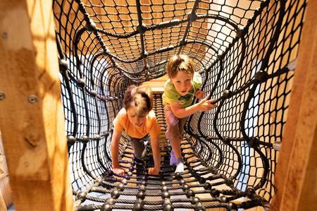 Spielende Kinder im Indoor-Spielplatz des Ferienparks Dormio Eifeler Tor