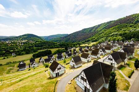 Luftaufnahme von Ferienhäusern im Ferienpark Dormio Eifeler Tor in den Hügeln der Eifel