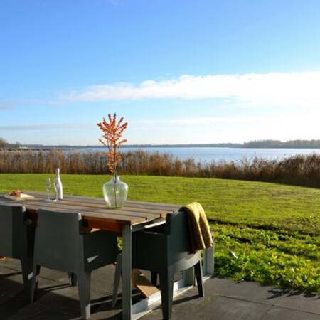 Blick über das „Nieuwe Robbengat“ vom Garten eines Ferienhauses bei Dutchen Baayvillas