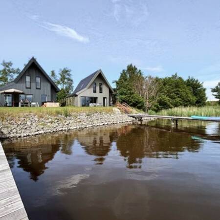 Ferienhäuser mit Steg am Wasser im Ferienpark Dutchen Baayvillas