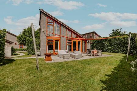 Ferienhaus mit Lounge-Set und Feuerstelle im Garten im Dutchen Park Buiten Bergen