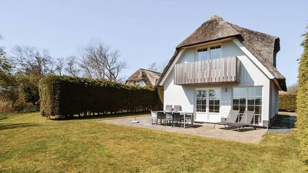 Freistehende reetgedeckte Villa im Ferienpark Dutchen Park Waddenduyn