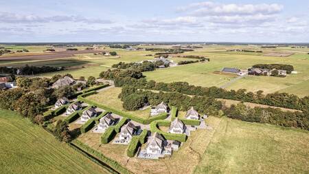 Luftbild von freistehenden Villen im Ferienpark Dutchen Park Waddenduyn