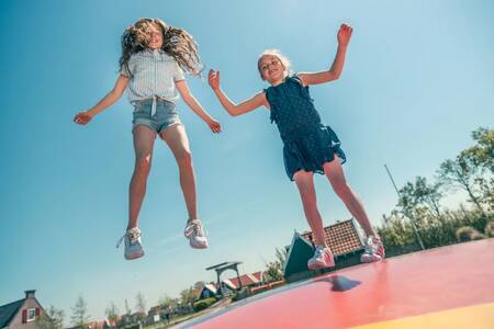 Kinder springen auf dem Lufttrampolin im Ferienpark EuroParcs De Rijp