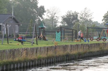 Kinder spielen auf dem Spielplatz im Ferienpark EuroParcs De Rijp