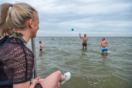 Im Ferienpark EuroParcs Markermeer spielen Menschen im Wasser des Markermeers