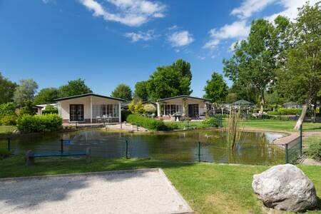 Chalets an einem Teich im Ferienpark EuroParcs Molengroet