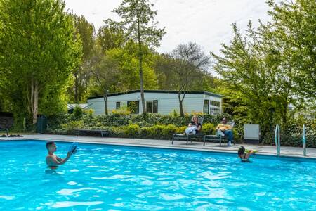Kinder schwimmen im Außenpool des Ferienparks EuroParcs Molengroet