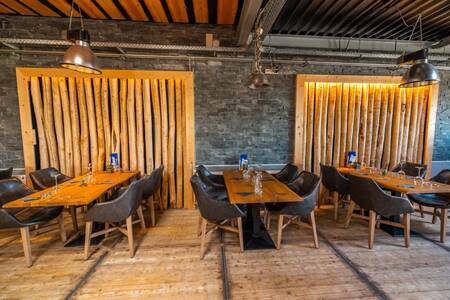 Tische und Stühle im Restaurant des Ferienparks EuroParcs Poort van Zeeland