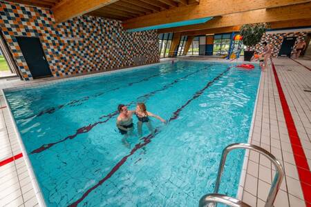 Paarschwimmen im Hallenbad des Ferienparks EuroParcs Schoneveld