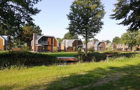 Freistehende Ferienhäuser an einem Graben im Ferienpark EuroParcs Zuiderzee