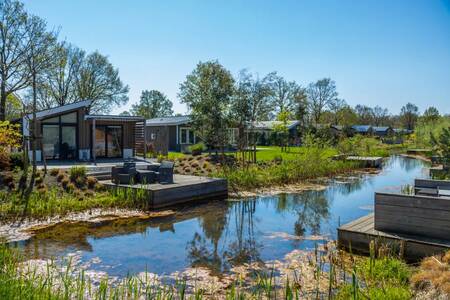 Ferienhäuser mit Terrasse am Wasser im Ferienpark EuroParcs Zuiderzee