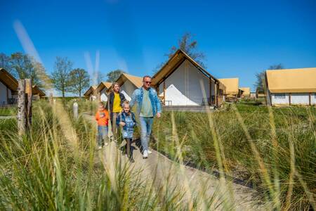 Familienwanderungen zwischen Glamping-Zelten im Ferienpark EuroParcs Zuiderzee