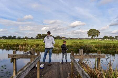 Vater und Sohn angeln im Ferienpark Buitenplaats Holten