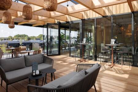 Terrasse des Restaurants im Ferienpark Lakeside Resort Brielle