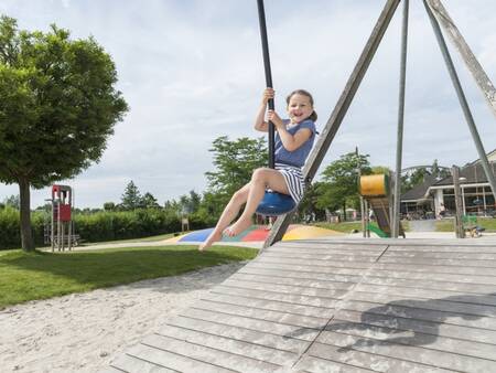 Kind in der Seilbahn auf dem Spielplatz im Ferienpark Landal Aelderholt